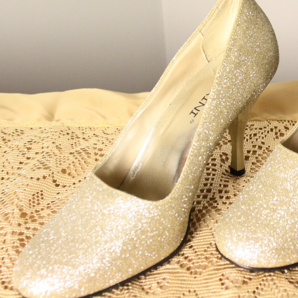 Size 8 Carrini Gold Glitter Heels